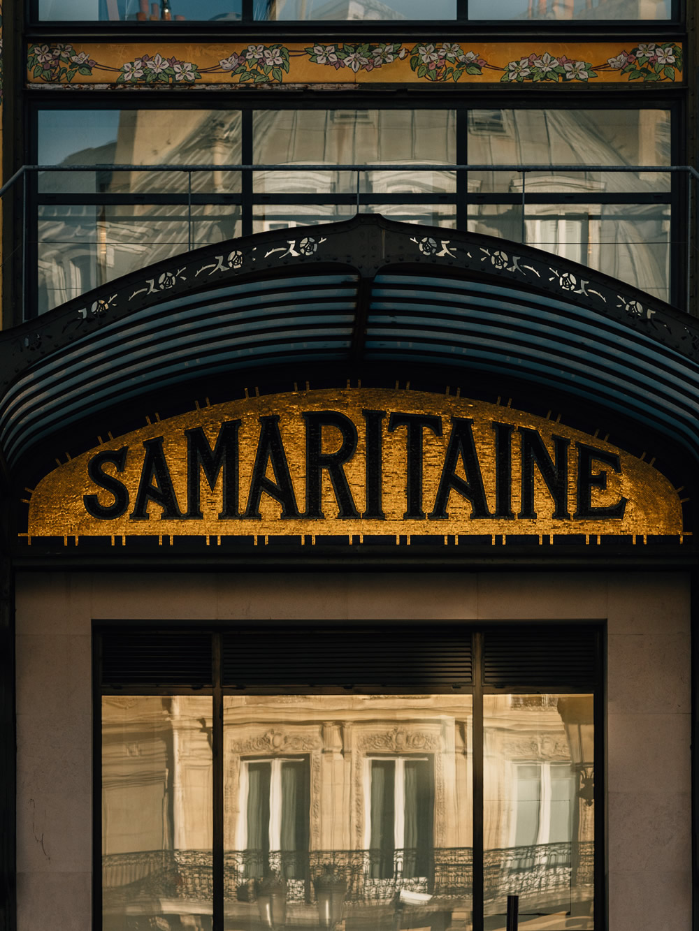 Paris Queue In Front Of La Samaritaine Store For The Reopening